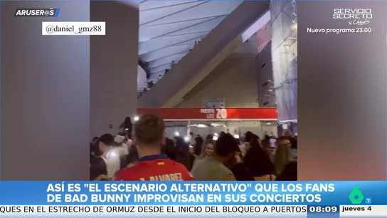 Así es el "escenario alternativo" que los fans de Bad Bunny improvisan en los conciertos Así es el "escenario alternativo" que los fans de Bad Bunny improvisan en los conciertos