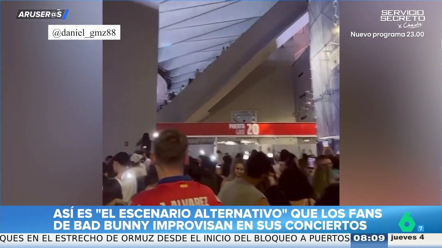Así es el "escenario alternativo" que los fans de Bad Bunny improvisan en los conciertos Así es el "escenario alternativo" que los fans de Bad Bunny improvisan en los conciertos