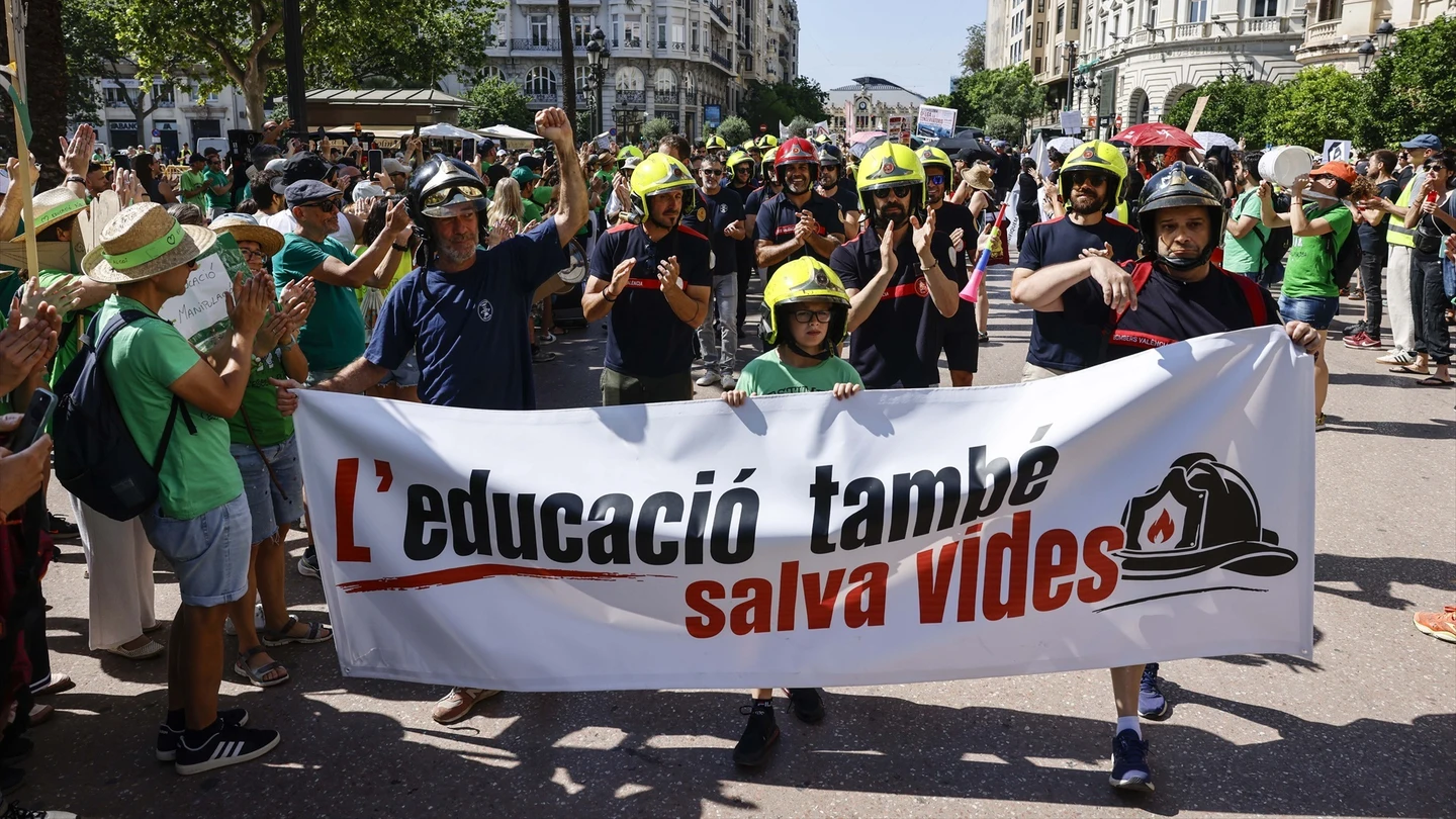 Los bomberos se unen a las protestas de los profesores en Valencia Los bomberos se unen a las protestas de los profesores en Valencia