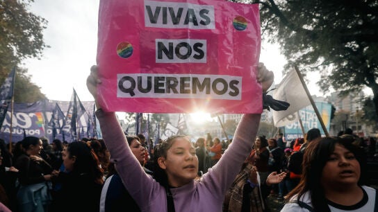 Personas participan en una movilizaci&oacute;n convocada por el movimiento feminista Ni Una Menos.