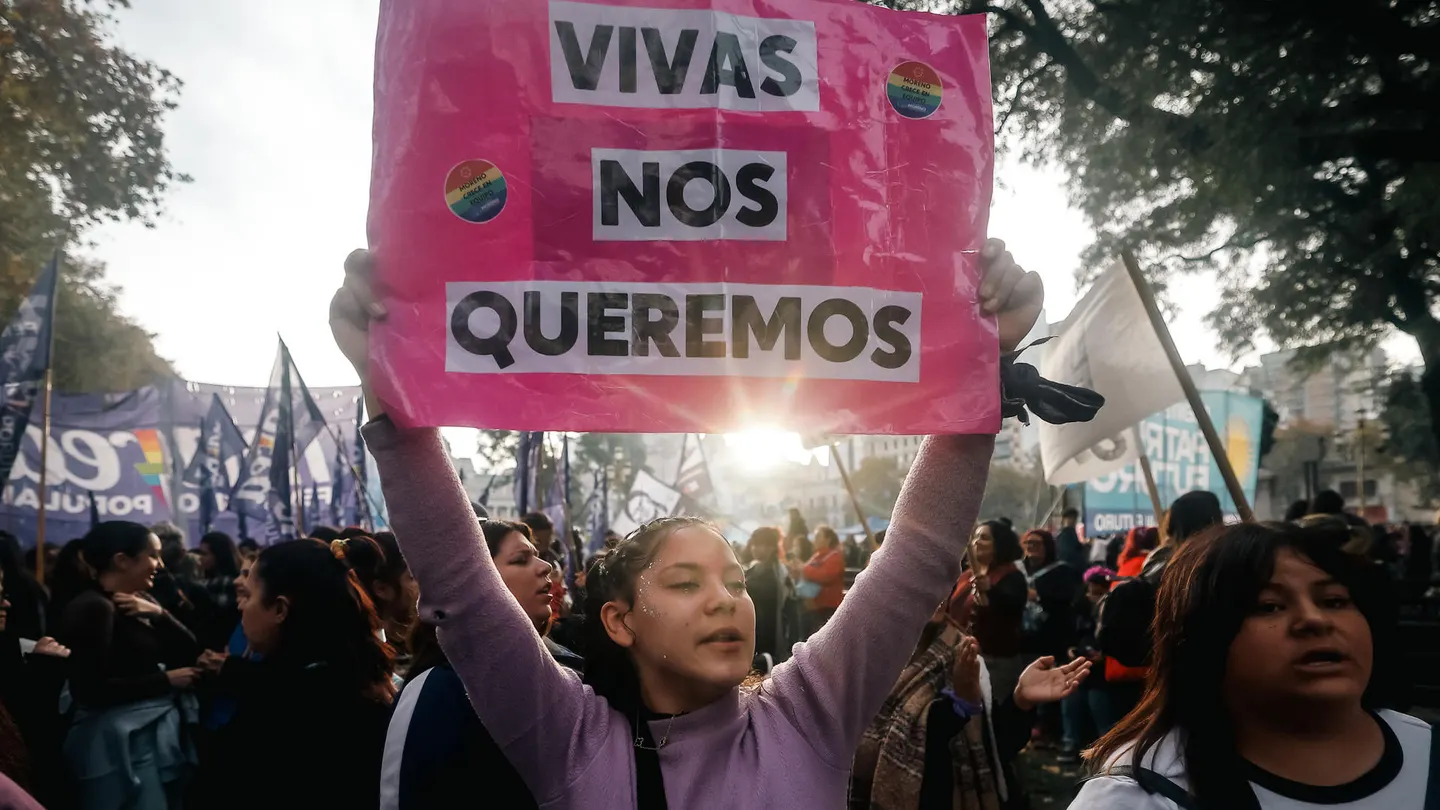 Personas participan en una movilización convocada por el movimiento feminista Ni Una Menos. Personas participan en una movilización convocada por el movimiento feminista Ni Una Menos.