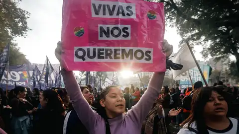 Personas participan en una movilización convocada por el movimiento feminista Ni Una Menos. Personas participan en una movilización convocada por el movimiento feminista Ni Una Menos.
