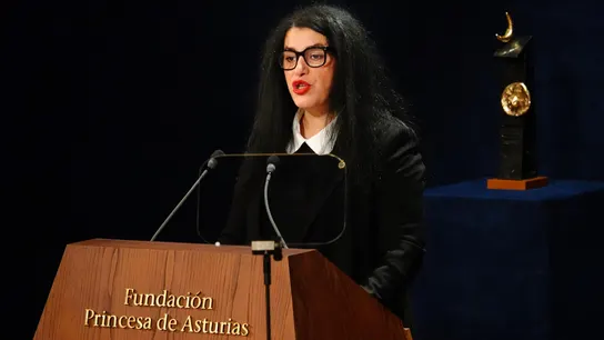 Marjane Satrapi recibiendo recibiendo el premio Princesa de Asturias de Comunicación y Humanidades 2024, interviene durante la ceremonia de entrega de los 'Premios Princesa de Asturias 2024' Marjane Satrapi recibiendo recibiendo el premio Princesa de Asturias de Comunicación y Humanidades 2024, interviene durante la ceremonia de entrega de los 'Premios Princesa de Asturias 2024'