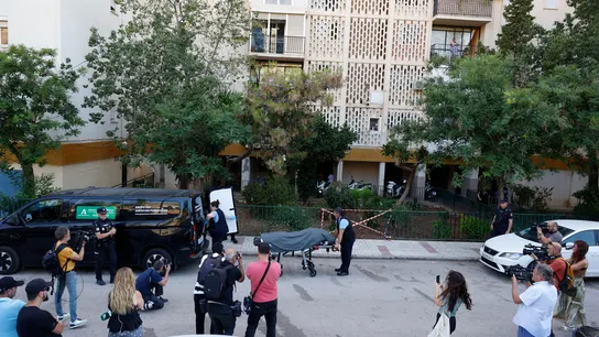 Miembros de los servicios funerarios retiran uno de los cuerpos hallados muertos este viernes por arma de fuego en Málaga. Miembros de los servicios funerarios retiran uno de los cuerpos hallados muertos este viernes por arma de fuego en Málaga.