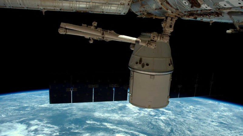 Una fotograf&iacute;a de la NASA muestra una c&aacute;psula Dragon de SpaceX siendo liberada de la Estaci&oacute;n Espacial Internacional.