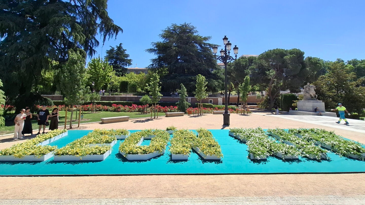 Letras de flores con el nombre del papa León XIV en Madrid para su visita a España