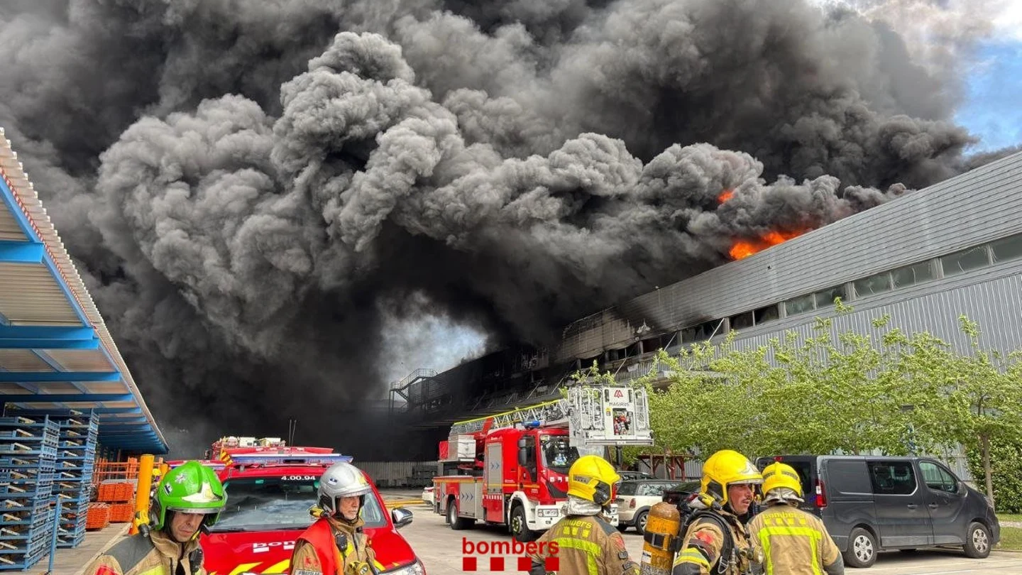 Declarado un incendio en la nave industrial de Honda en Santa Perpètua, Barcelona: los trabajadores han sido evacuados. Declarado un incendio en la nave industrial de Honda en Santa Perpètua, Barcelona: los trabajadores han sido evacuados.