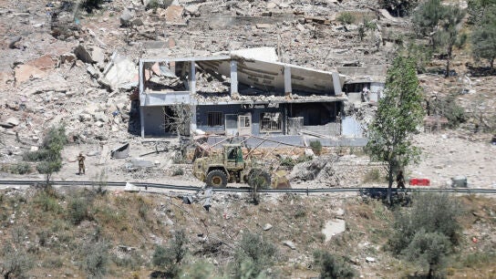 Maquinaria operativa mientras el ej&eacute;rcito liban&eacute;s abre una carretera, pasando junto a edificios destruidos durante la campa&ntilde;a militar israel&iacute;, en Dibbin, al sur del L&iacute;bano