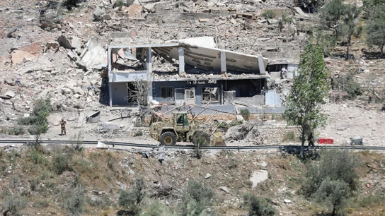 Maquinaria operativa mientras el ejército libanés abre una carretera, pasando junto a edificios destruidos durante la campaña militar israelí, en Dibbin, al sur del Líbano Maquinaria operativa mientras el ejército libanés abre una carretera, pasando junto a edificios destruidos durante la campaña militar israelí, en Dibbin, al sur del Líbano