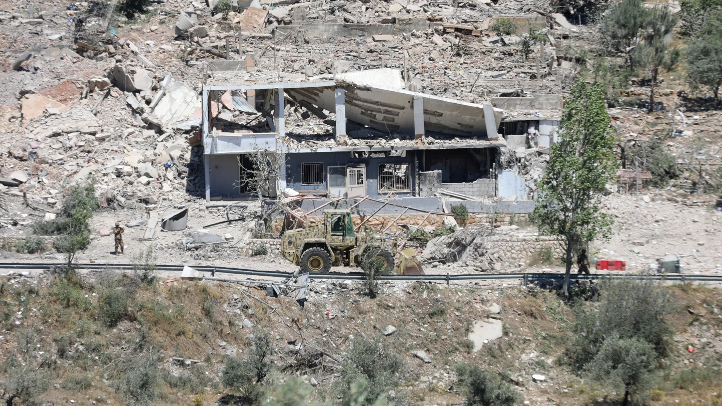 Maquinaria operativa mientras el ejército libanés abre una carretera, pasando junto a edificios destruidos durante la campaña militar israelí, en Dibbin, al sur del Líbano Maquinaria operativa mientras el ejército libanés abre una carretera, pasando junto a edificios destruidos durante la campaña militar israelí, en Dibbin, al sur del Líbano