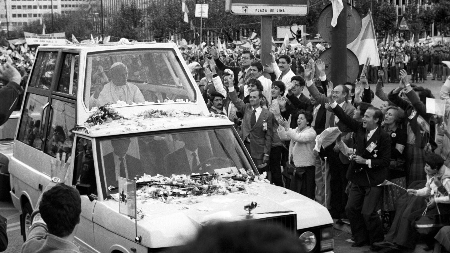 El papa Juan Pablo II desde el papamóvil bendice a la multitud congregada en la madrileña plaza de Lima, donde ofició una misa dedicada a las familias cristianas, dentro de los actos de su viaje de diez días a España en 1982.