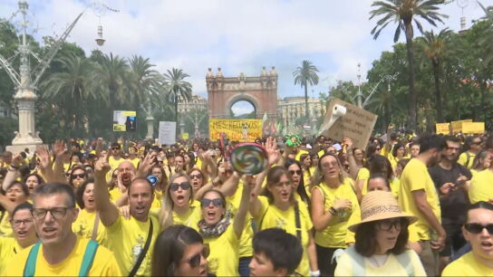 Los profesores catalanes retoman las manifestaciones y cortan la Ronda Litoral de Barcelona tras su 'no' al preacuerdo con la Generalitat