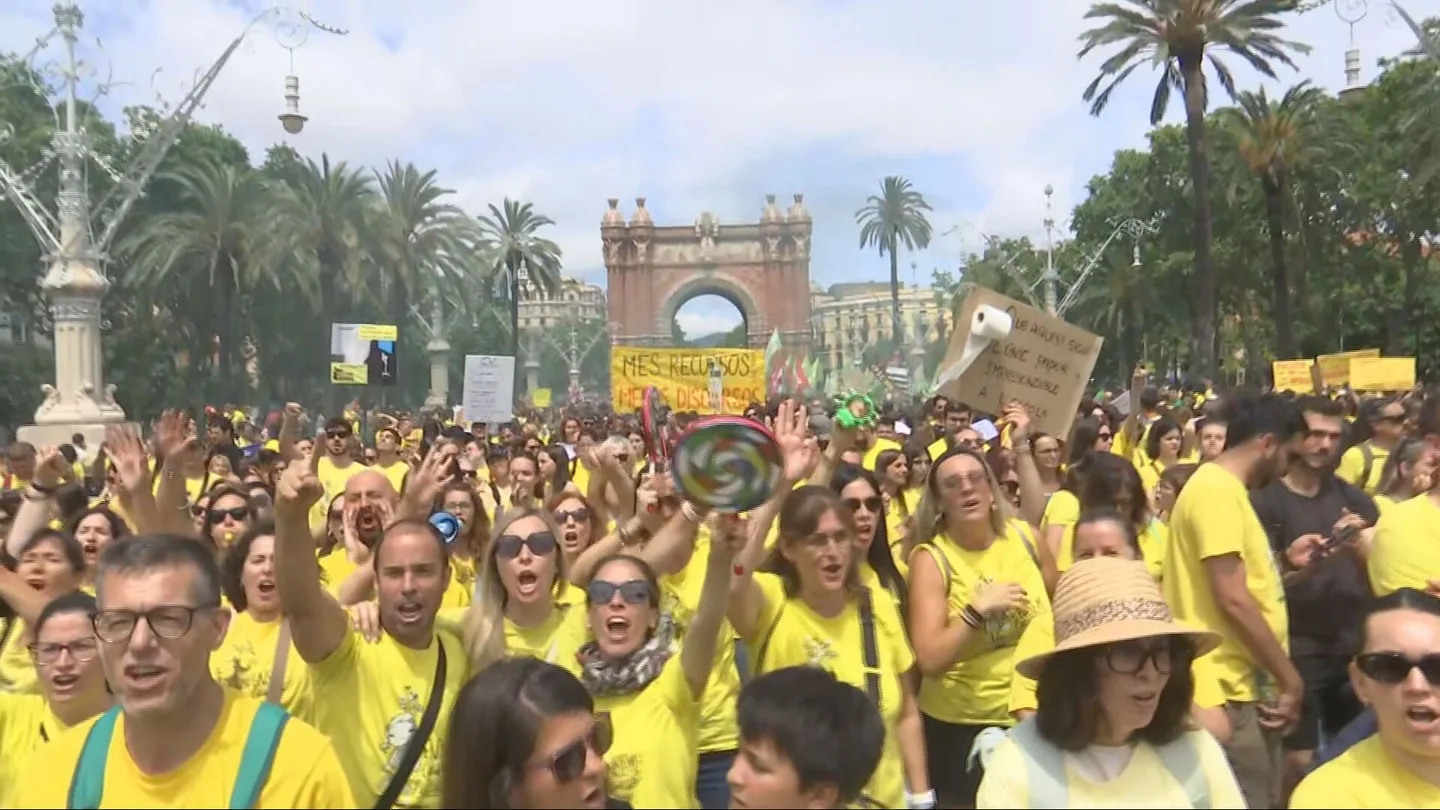 Los profesores catalanes retoman las manifestaciones y cortan la Ronda Litoral de Barcelona tras su 'no' al preacuerdo con la Generalitat Los profesores catalanes retoman las manifestaciones y cortan la Ronda Litoral de Barcelona tras su 'no' al preacuerdo con la Generalitat