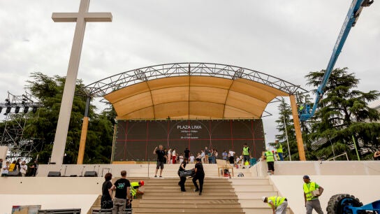 Preparativos para la visita del papa en la Plaza de Lima.