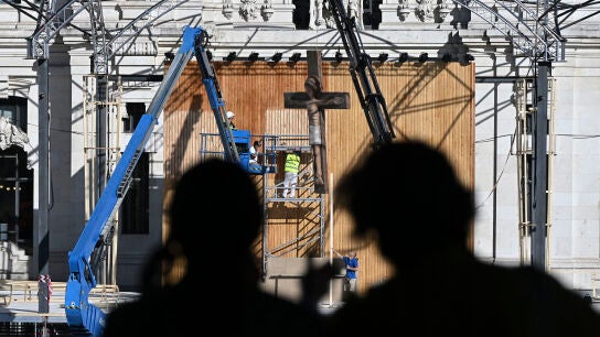  Vista este mi&eacute;rcoles, de un momento del montaje del escenario para la misa del Papa Le&oacute;n XIV que se celebrar&aacute; en los alrededores de la fuente de Cibeles de la capital espa&ntilde;ola.
