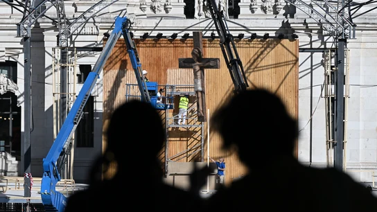 Vista este miércoles, de un momento del montaje del escenario para la misa del Papa León XIV que se celebrará en los alrededores de la fuente de Cibeles de la capital española. Vista este miércoles, de un momento del montaje del escenario para la misa del Papa León XIV que se celebrará en los alrededores de la fuente de Cibeles de la capital española.