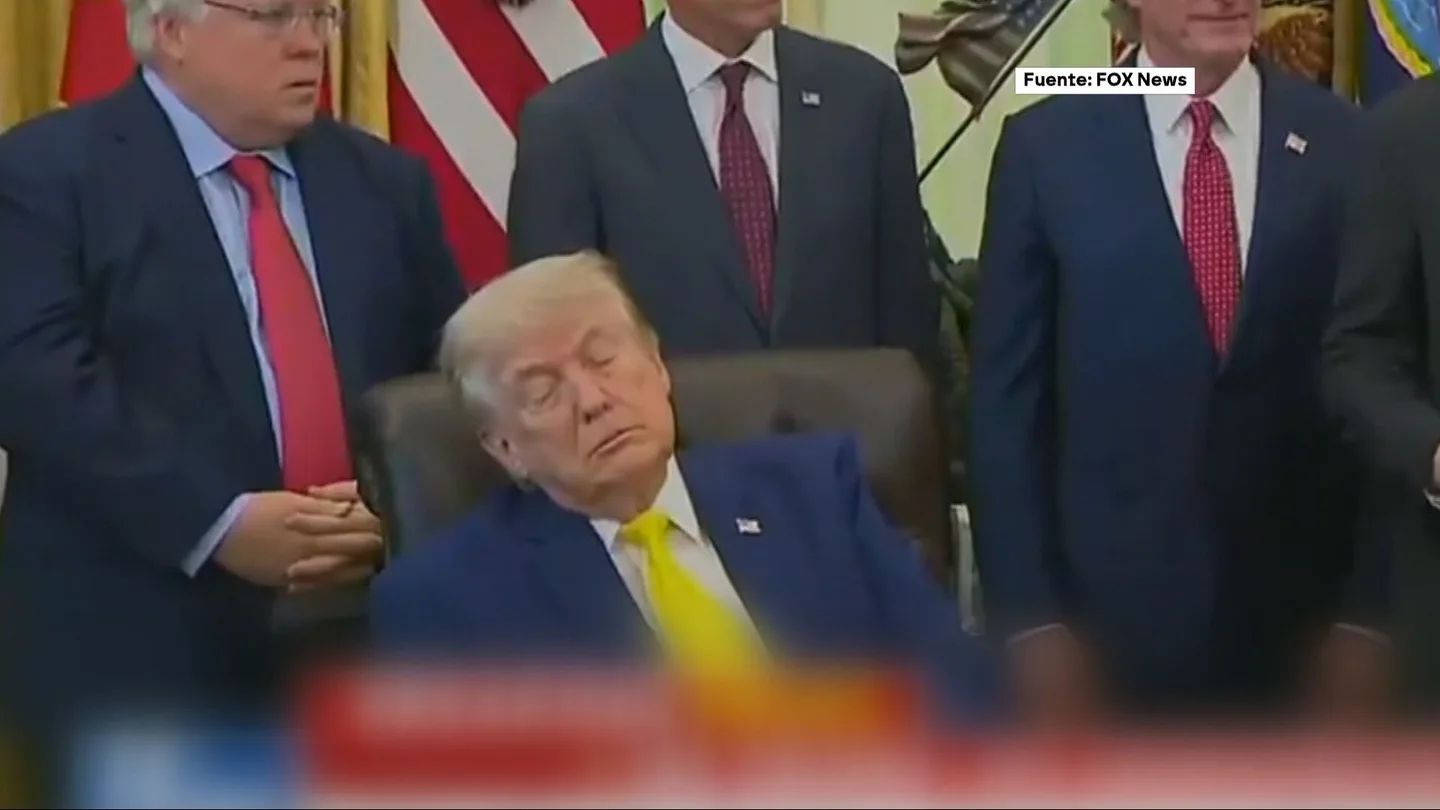 Trump dormido durante un acto Trump dormido durante un acto