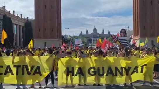 Los profesores catalanes retoman las manifestaciones y cortan la Ronda Litoral de Barcelona tras su 'no' al preacuerdo con la Generalitat