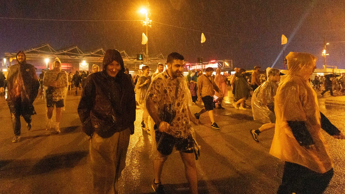 Miles de asistentes al Primavera Sound son desalojados de los dos escenarios principales durante la primera jornada de pago del festival Miles de asistentes al Primavera Sound son desalojados de los dos escenarios principales durante la primera jornada de pago del festival