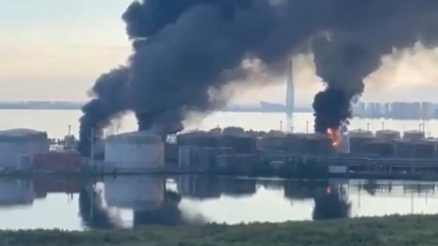 Imagen del ataque ucraniano contra la terminal petrolera del puerto ruso de San Petersburgo Imagen del ataque ucraniano contra la terminal petrolera del puerto ruso de San Petersburgo