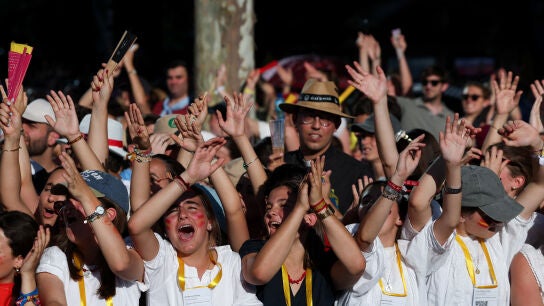 J&oacute;venes saludan al papa Le&oacute;n XVI en Madrid. 