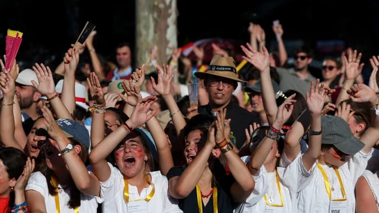 Jóvenes saludan al papa León XVI en Madrid. Jóvenes saludan al papa León XVI en Madrid.