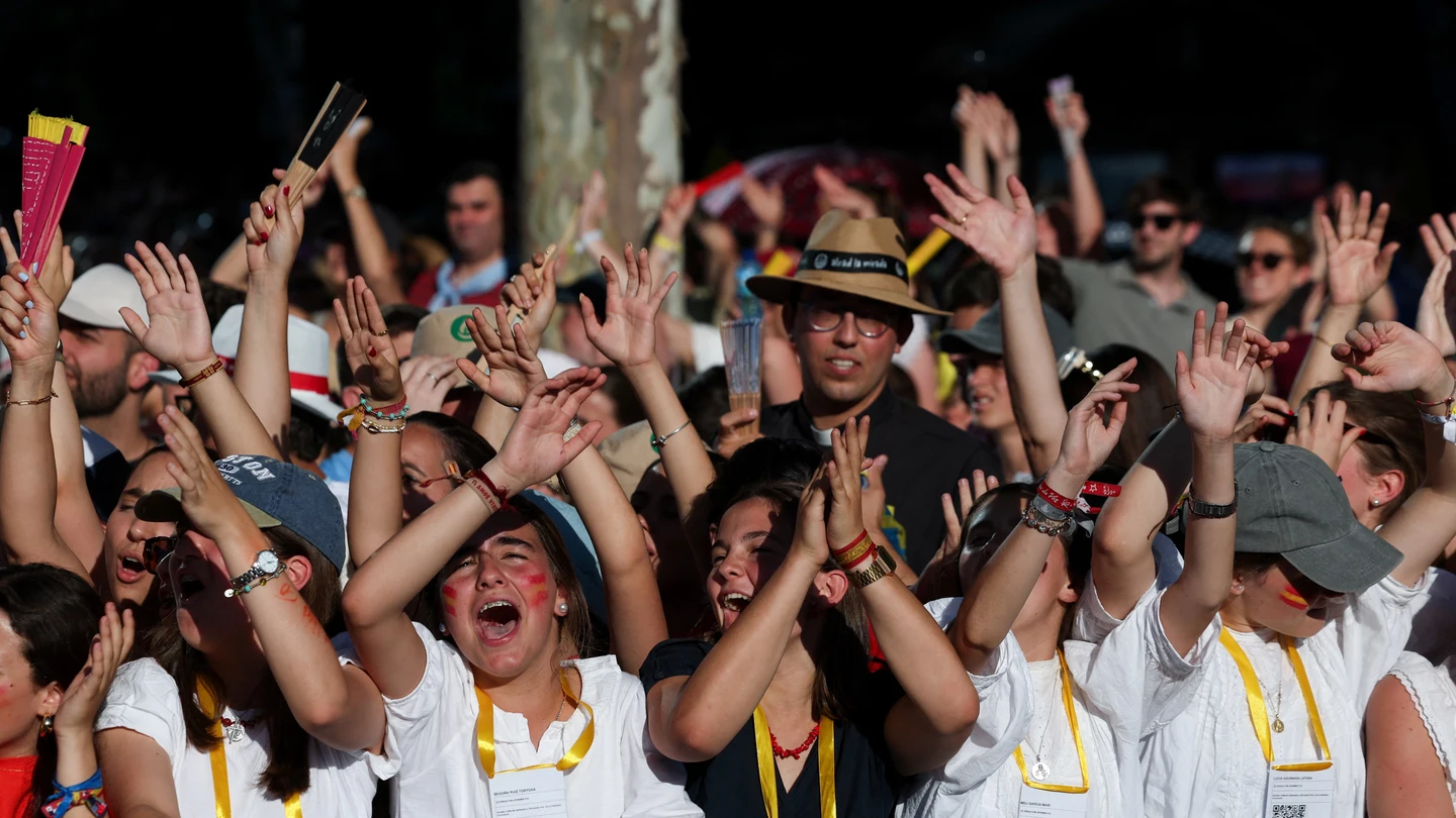 Jóvenes saludan al papa León XVI en Madrid. Jóvenes saludan al papa León XVI en Madrid.