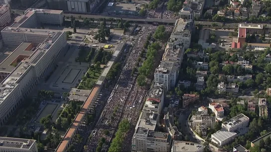 La 'papasión' toma Madrid: miles de personas abarrotan las calles para ver a León XIV. La 'papasión' toma Madrid: miles de personas abarrotan las calles para ver a León XIV.