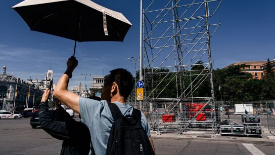 Imagen de los preparativos en la Plaza de Cibeles (Madrid) para la misa que celebrar&aacute; Le&oacute;n XIV