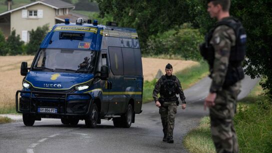 La Polic&iacute;a francesa patrulla una carretera a las afueras de Puycasquier, cerca del lugar donde se descubri&oacute; un cuerpo durante la b&uacute;squeda de Lyhanna, una ni&ntilde;a de 11 a&ntilde;os desaparecida.