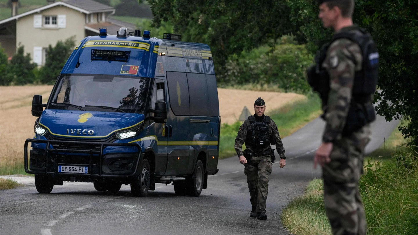 La Policía francesa patrulla una carretera a las afueras de Puycasquier, cerca del lugar donde se descubrió un cuerpo durante la búsqueda de Lyhanna, una niña de 11 años desaparecida. La Policía francesa patrulla una carretera a las afueras de Puycasquier, cerca del lugar donde se descubrió un cuerpo durante la búsqueda de Lyhanna, una niña de 11 años desaparecida.