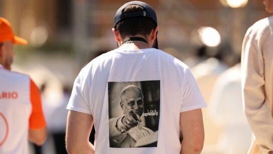Un joven en Madrid con una camiseta del papa Le&oacute;n XVI. 