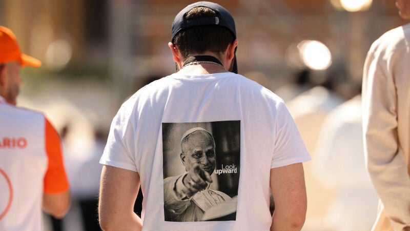 Un joven en Madrid con una camiseta del papa Le&oacute;n XVI. 