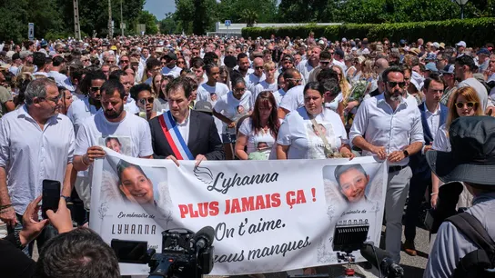 El padre de Lyhanna, Martial Bernard (2-D), y el alcalde de Fleurance, Gregory Bobbato (C), portan una pancarta con el lema "Nunca más" durante una Marcha Blanca en homenaje a Lyhanna, de 11 años, en Fleurance. El padre de Lyhanna, Martial Bernard (2-D), y el alcalde de Fleurance, Gregory Bobbato (C), portan una pancarta con el lema "Nunca más" durante una Marcha Blanca en homenaje a Lyhanna, de 11 años, en Fleurance.