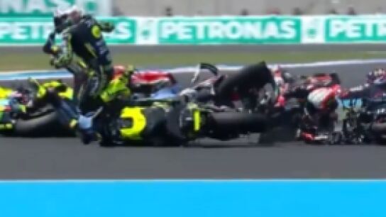  &iexcl;Bezzecchi y Mart&iacute;n se quedan fuera tras un incre&iacute;ble accidente en la primera curva!
