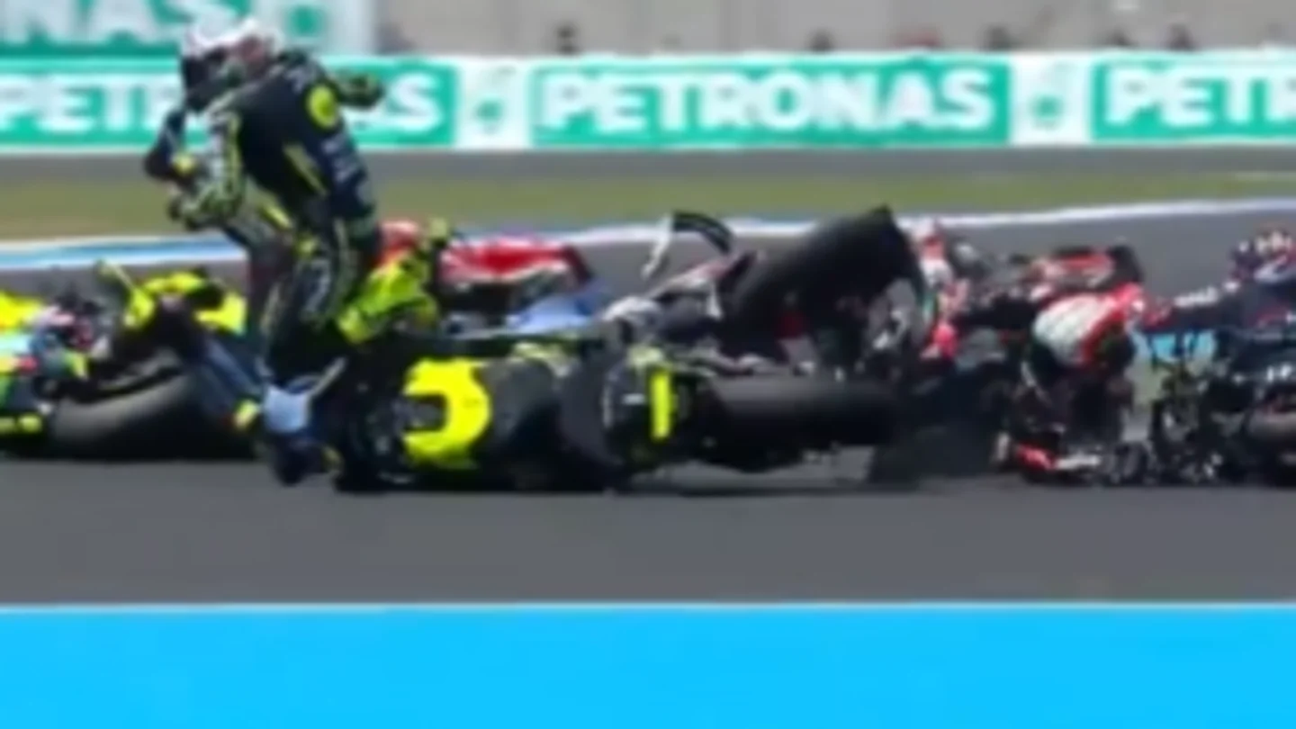¡Bezzecchi y Martín se quedan fuera tras un increíble accidente en la primera curva! ¡Bezzecchi y Martín se quedan fuera tras un increíble accidente en la primera curva!