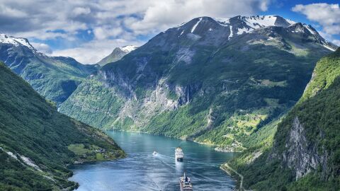 Barcos en los fiordos noruegos