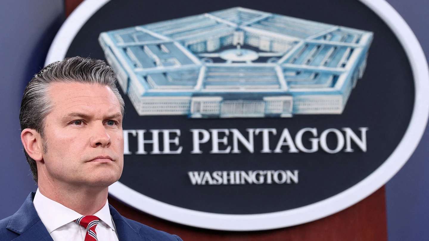 Pete Hegseth posa frente al cartel del Pentágono Pete Hegseth posa frente al cartel del Pentágono