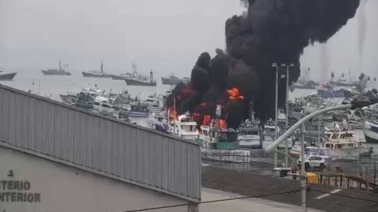 Imagen del incendio producido en el Puerto de Manta (Ecuador)