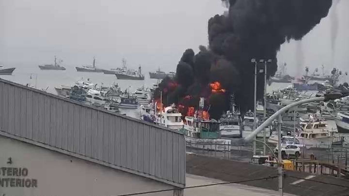 Un enorme incendio en el puerto ecuatoriano de Manta deja do