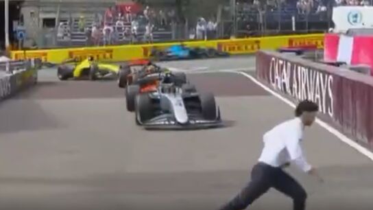 Comisario atraviesa la pista en la F2