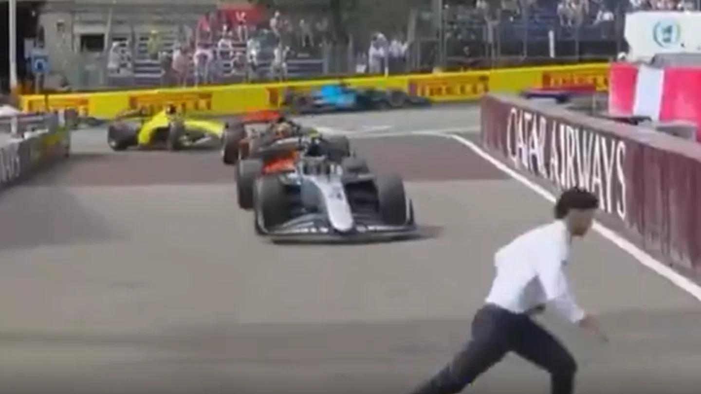 Comisario atraviesa la pista en la F2 Comisario atraviesa la pista en la F2