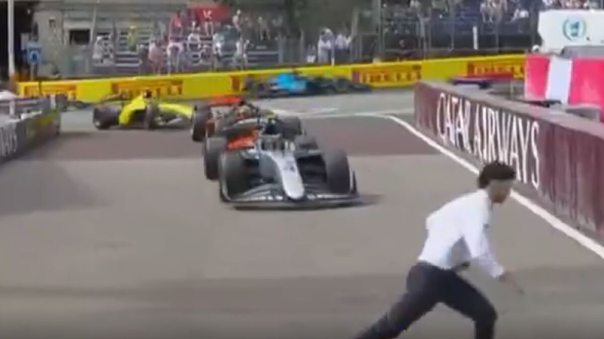 ¡Insólito!: Un comisario cruza la pista en la carrera de F2