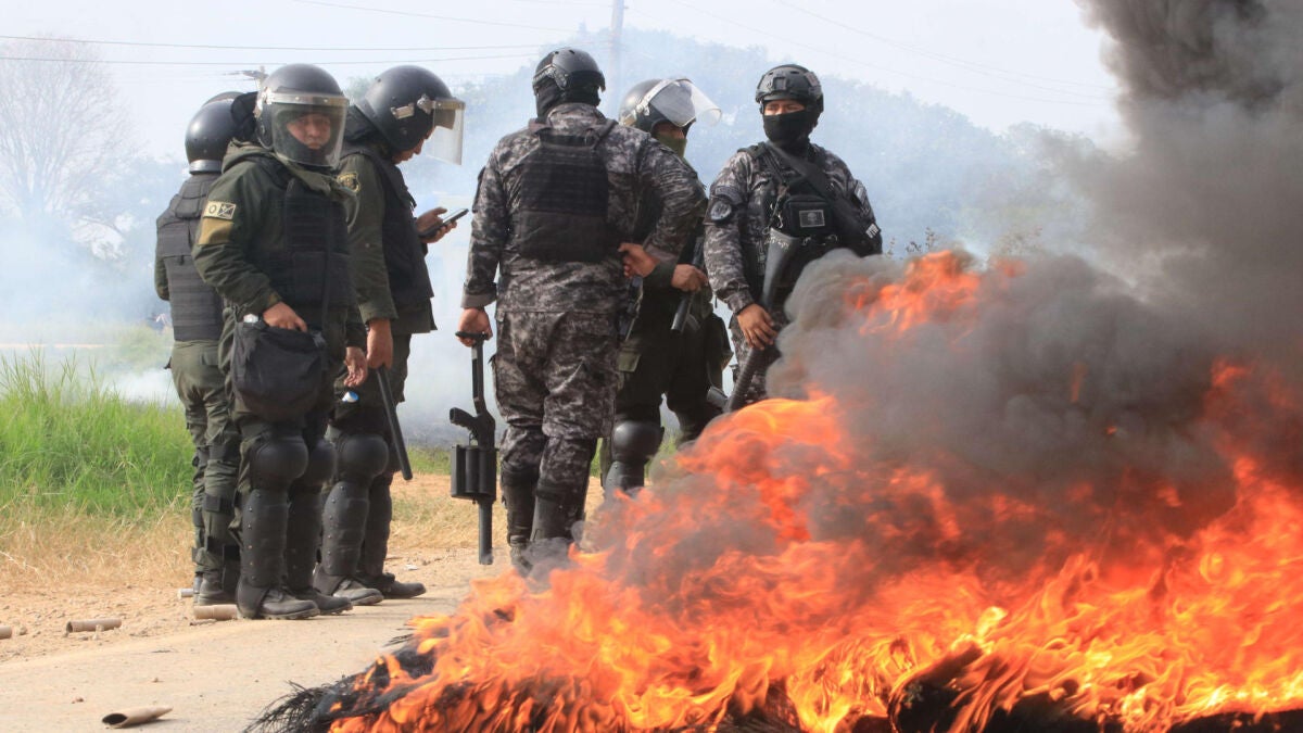 Al menos 26 civiles y seis policías heridos en los enfrentam