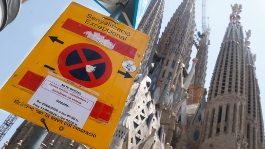 Un cartel que anuncia restricciones de movilidad en Barcelona, junto a la Sagrada Familia, para la visita del papa Un cartel que anuncia restricciones de movilidad en Barcelona, junto a la Sagrada Familia, para la visita del papa