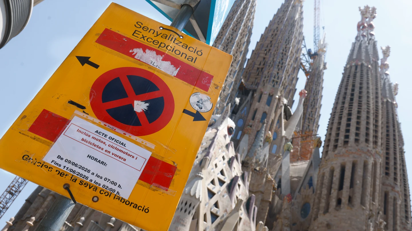 Un cartel que anuncia restricciones de movilidad en Barcelona, junto a la Sagrada Familia, para la visita del papa Un cartel que anuncia restricciones de movilidad en Barcelona, junto a la Sagrada Familia, para la visita del papa