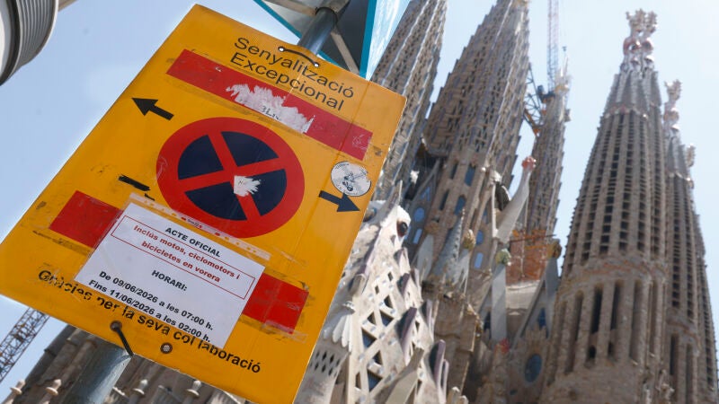 Un cartel que anuncia restricciones de movilidad en Barcelona, junto a la Sagrada Familia, para la visita del papa