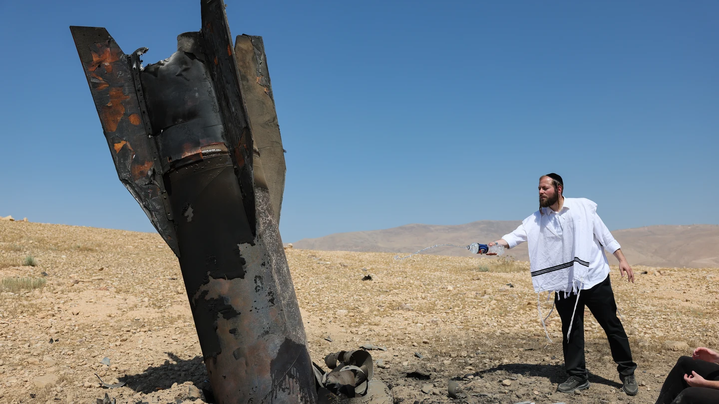 Judíos ultraortodoxos observan los restos de un misil balístico iraní que cayó en Cisjordania Judíos ultraortodoxos observan los restos de un misil balístico iraní que cayó en Cisjordania