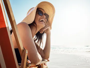 Mujer joven sonriendo en la playa Mujer joven sonriendo en la playa