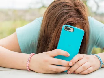 Una joven con el teléfono móvil Una joven con el teléfono móvil